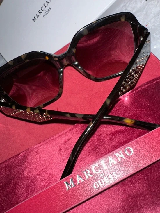 Marciano by GUESS Velvet Jewelry Box - Deep Berry sunglasses 🕶️ - Picture 13 of 16